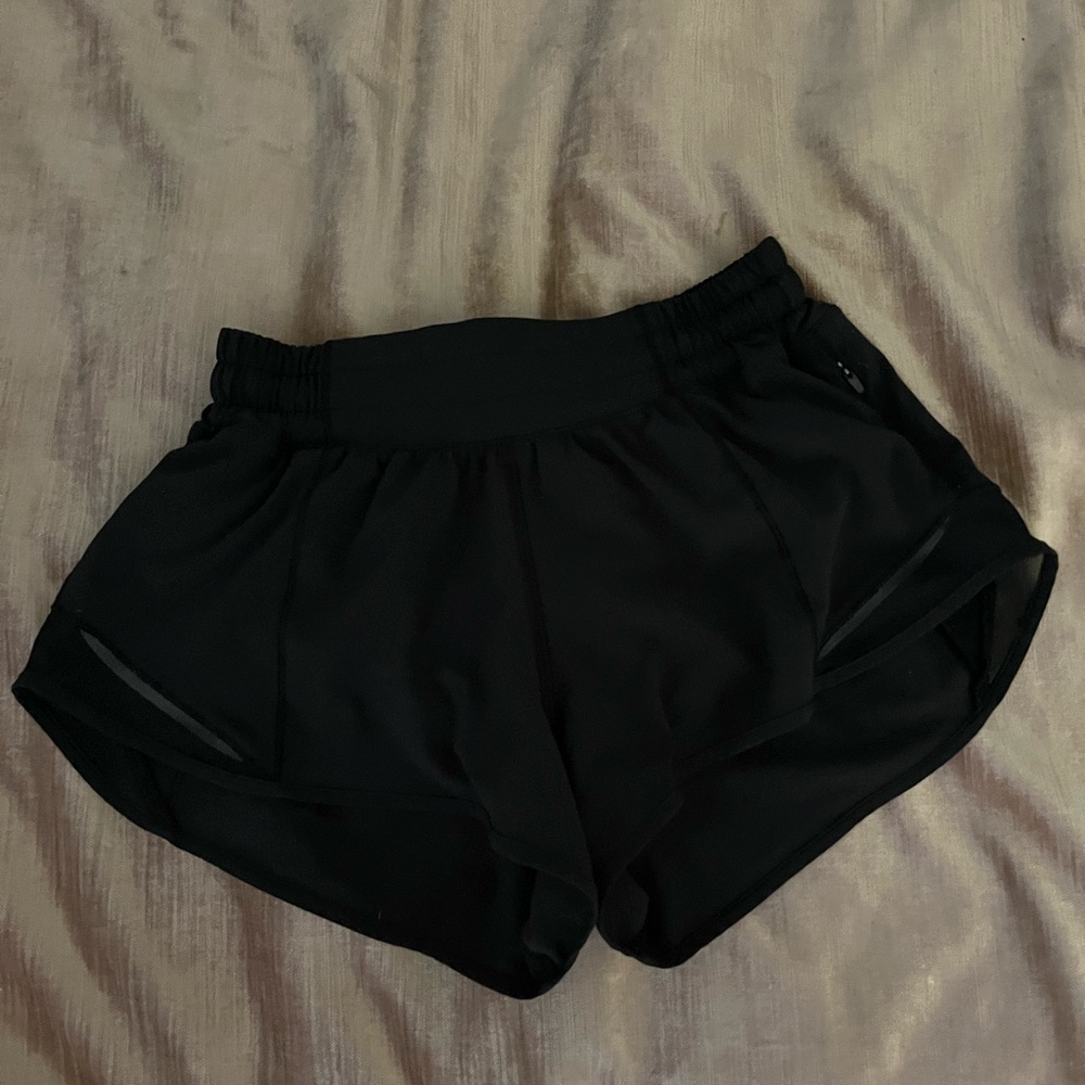Black Lululemon hotty hot shorts 2.5” inseam